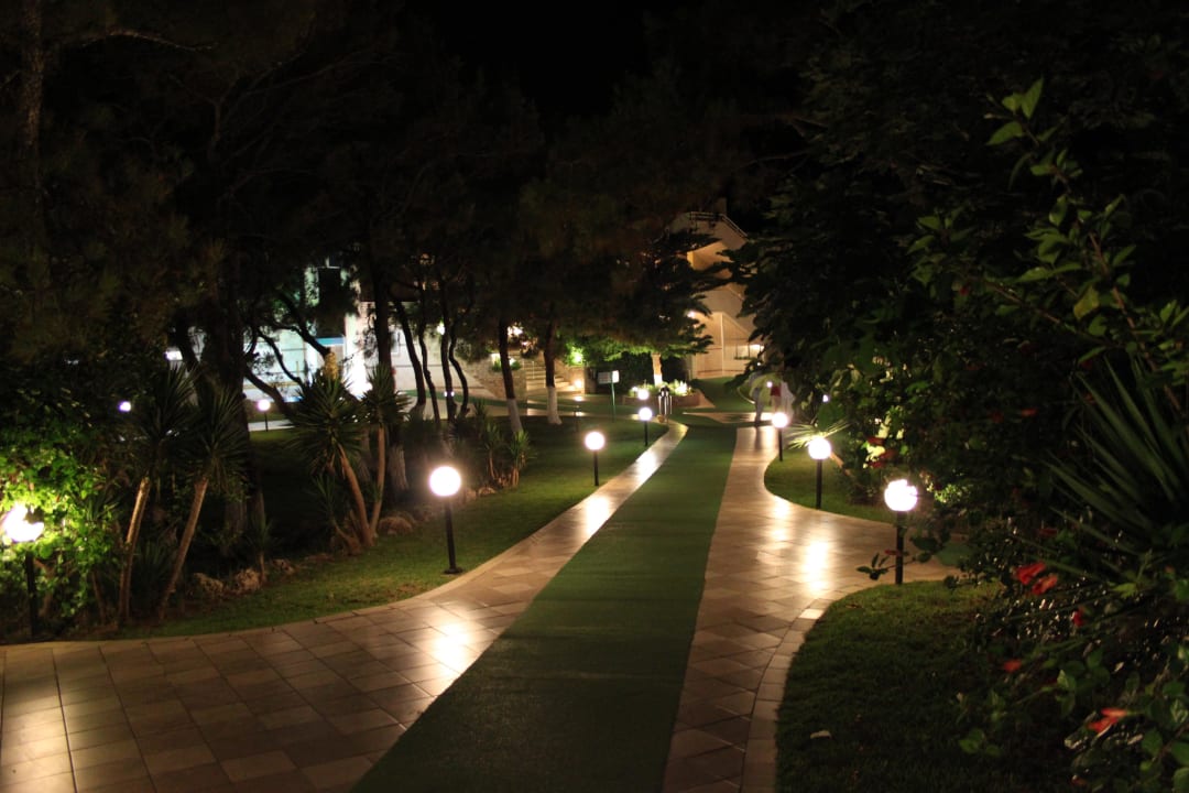 Weg vom Haupthaus zu Restaurant Hotel Kalithea Mare Palace