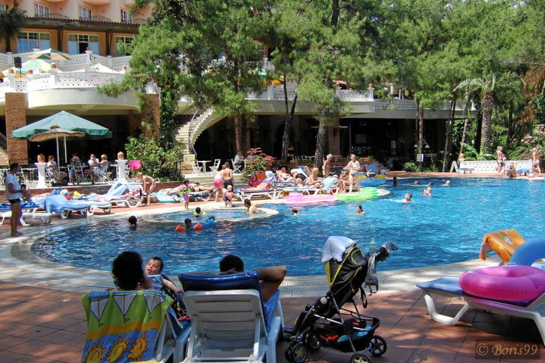Pool, oben das Restaurant Grand Yazici Club Marmaris Palace