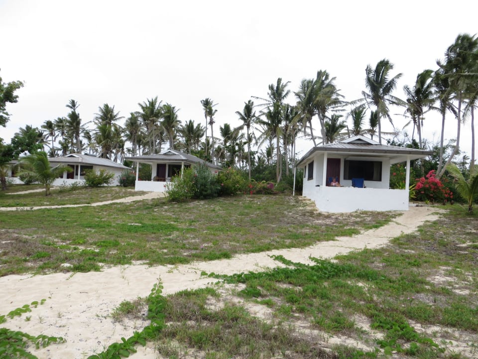 Genügend Platz zwischen den Bungalows Sandy Beach Resort Tonga