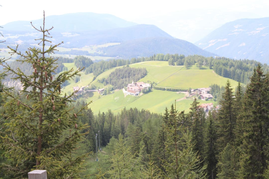 Hotel vom Berg gesehen Kräuterhotel Zischghof