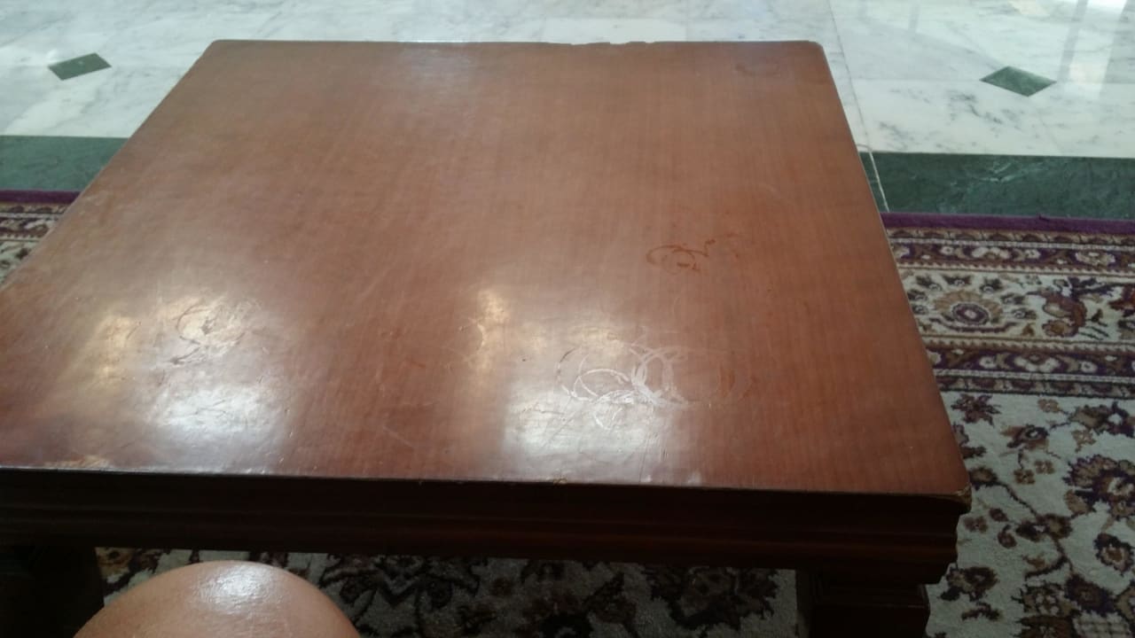 Dreckiger Tisch in der Lobby Hotel El Mouradi Djerba Menzel