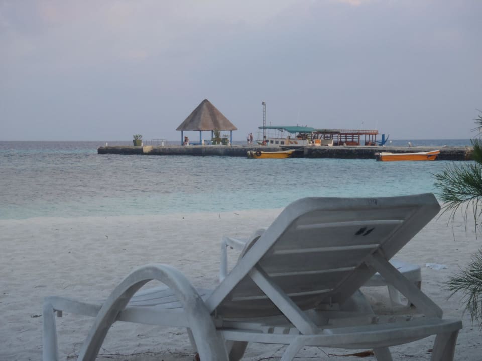 Liegen gebrochen und schmutzig. Summer Island Maldives