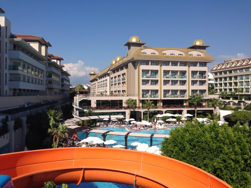 Blick von den Rutschen auf den Pool  Aydinbey Kings Palace & Spa
