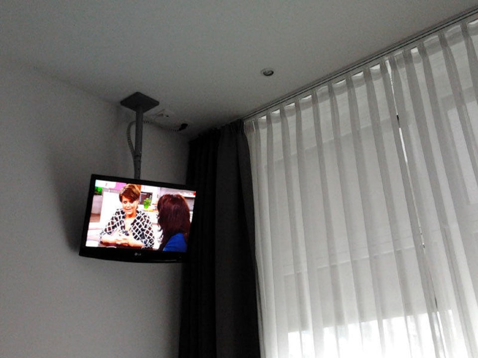 Kleiner Fernseher in der Zimmerecke Garner Hotel Berlin - Gendarmenmarkt