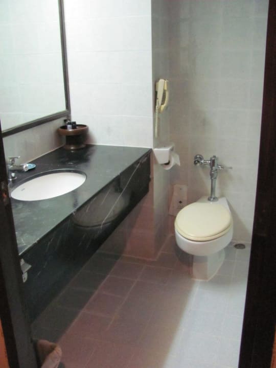 Bad mit Wanne /Duschhalterung sehr sauber  Amari Lagoon Hotel