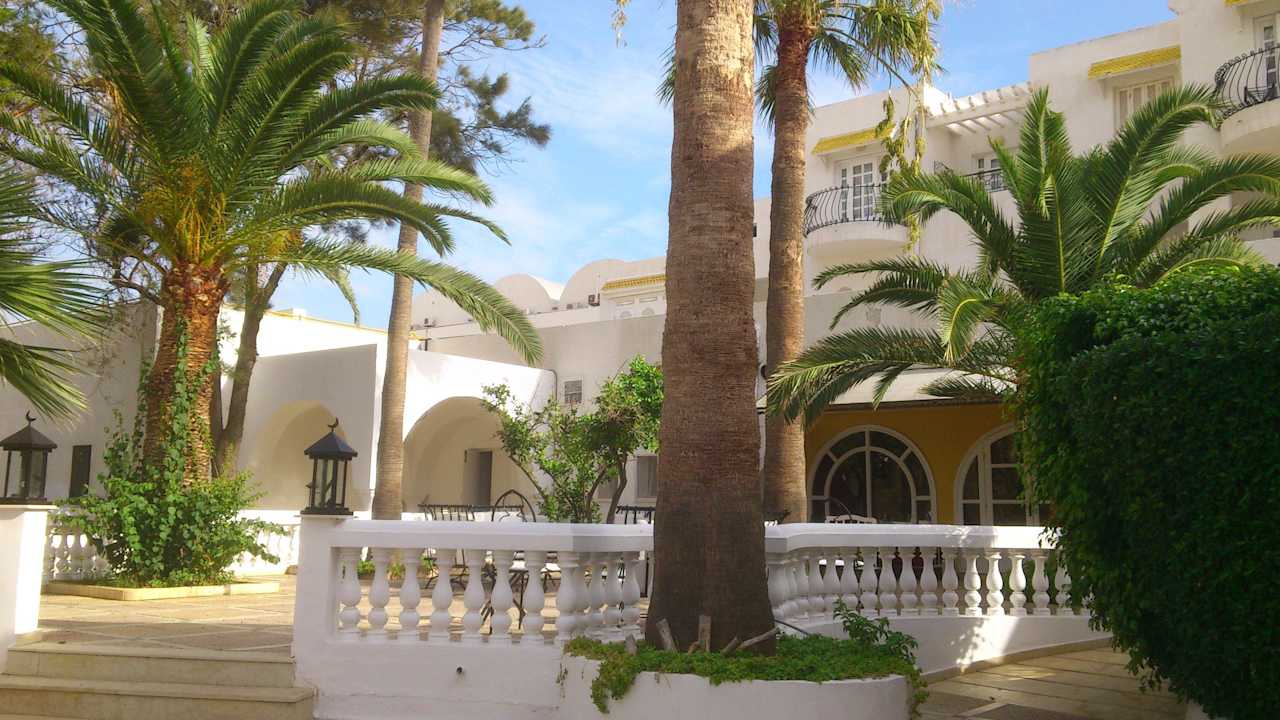 Seiteneingang zur Bar/rechts davon Haupteingang Alassio Hotel and Thalasso