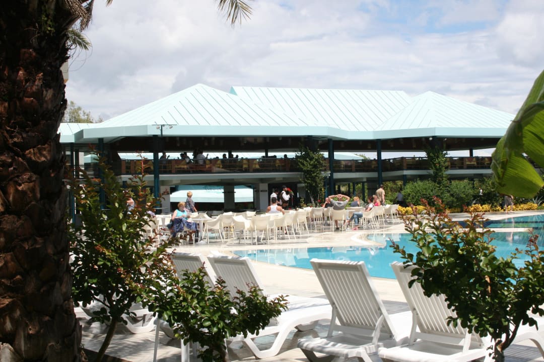 Pool mit Restaurant Le Jardin Resort