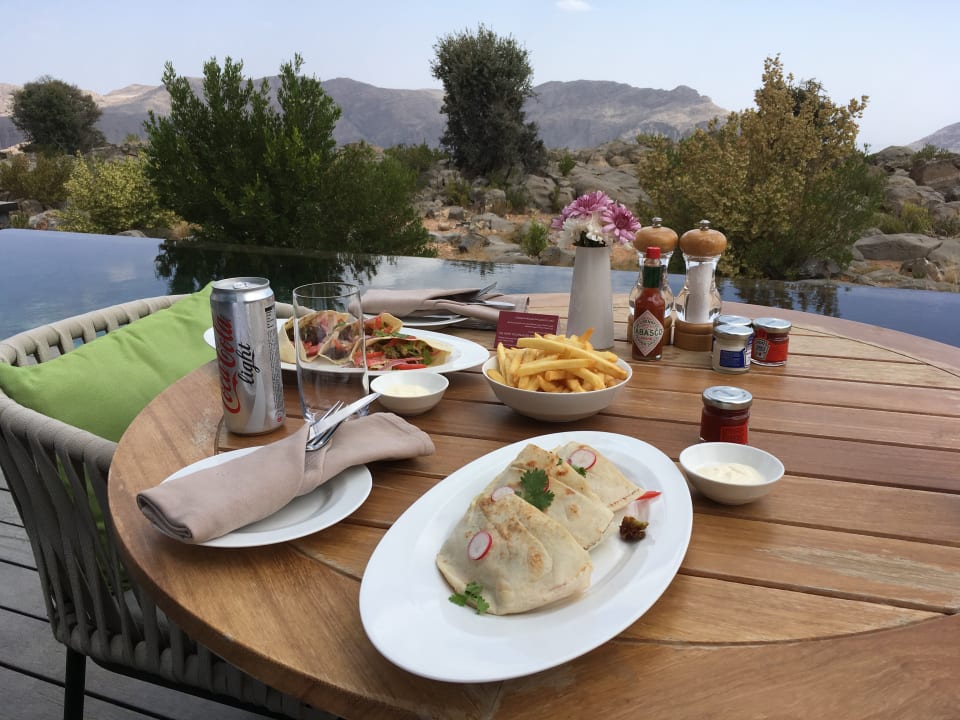 Essen am privaten Pool unserer Villa  Anantara Al Jabal Al Akhdar Resort