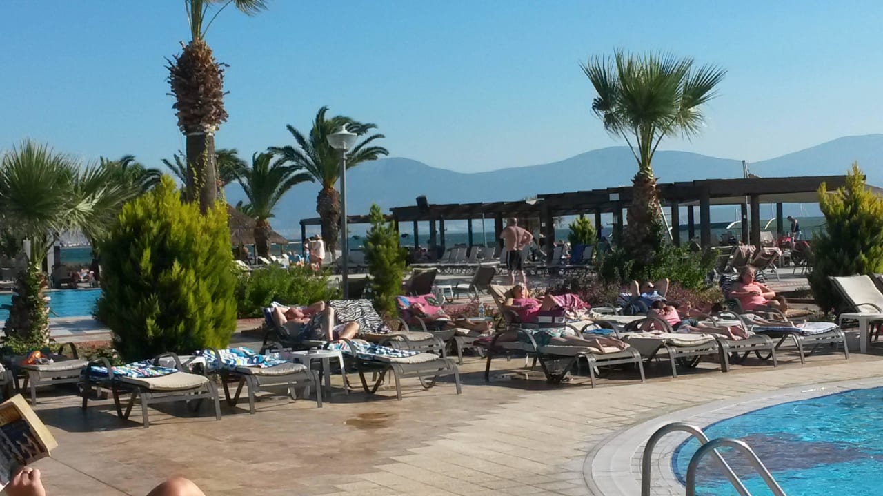 Liegen am Rutschenpool Venosa Beach Resort & Spa