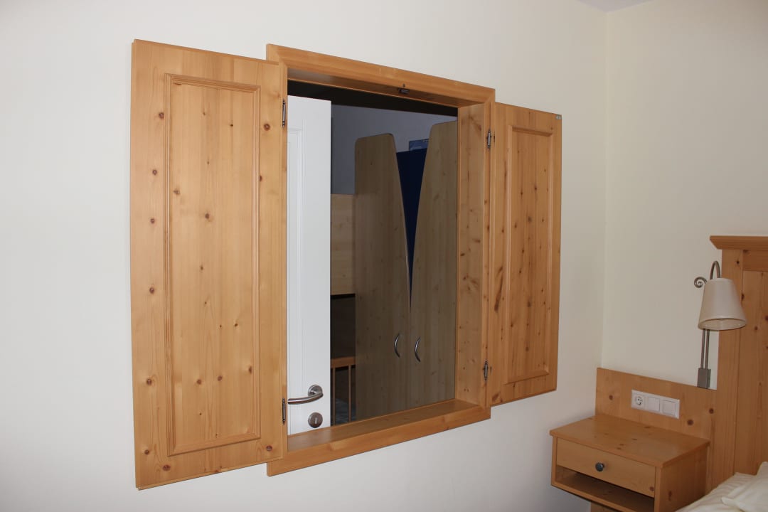 Fenster zwischen Kinder- unt Elternzimmer POST Family Resort