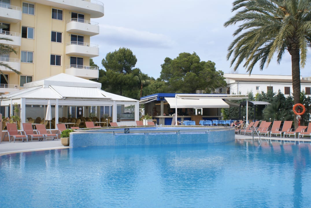 Poolbar mit überdachter Terrasse Aparthotel Ivory Playa