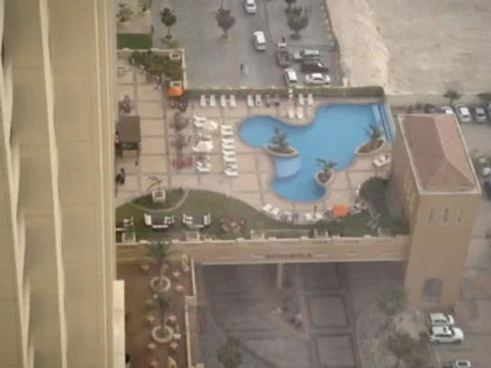 Pool des Hotels von den JBR aus gesehen. Mövenpick Hotel Jumeirah Beach