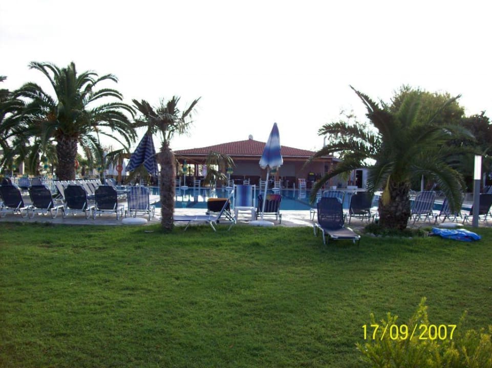 Pool und Poolbar in den frühen Morgestunden alltoura Club Hotel Poseidon Palace