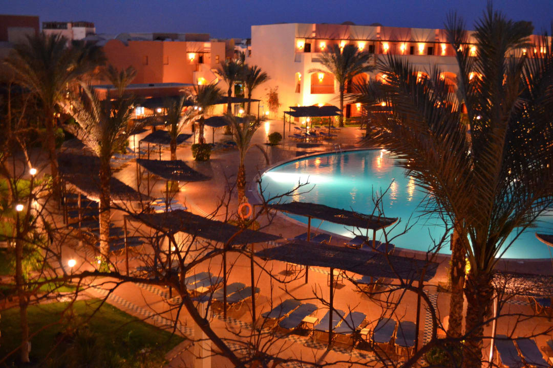 Pool am abend Jaz Makadi Saraya Resort