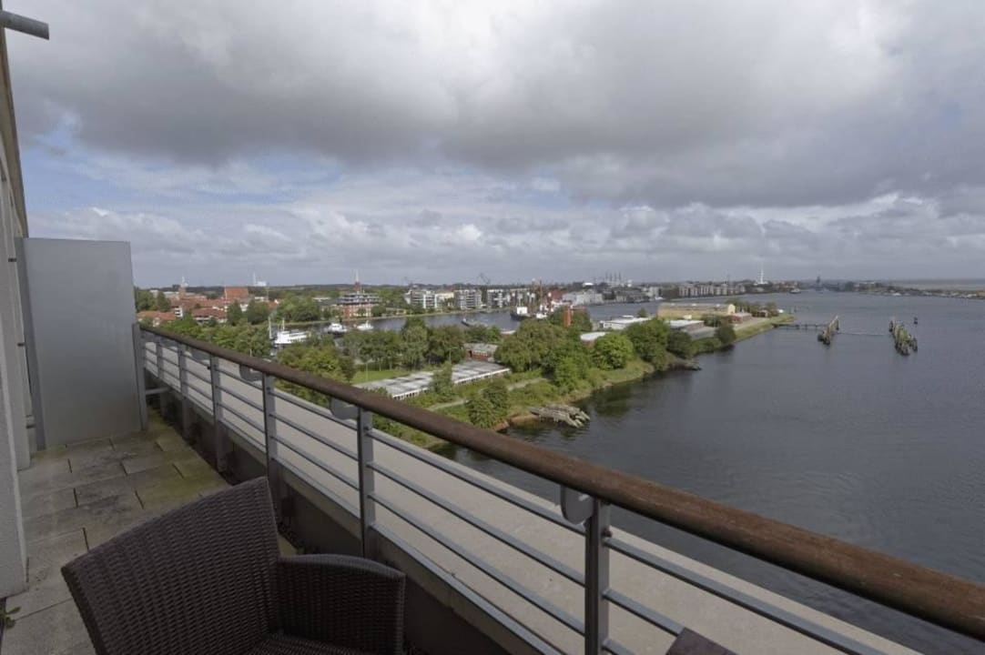Hafenseite: Ausblick nach Norden ATLANTIC Hotel Wilhelmshaven