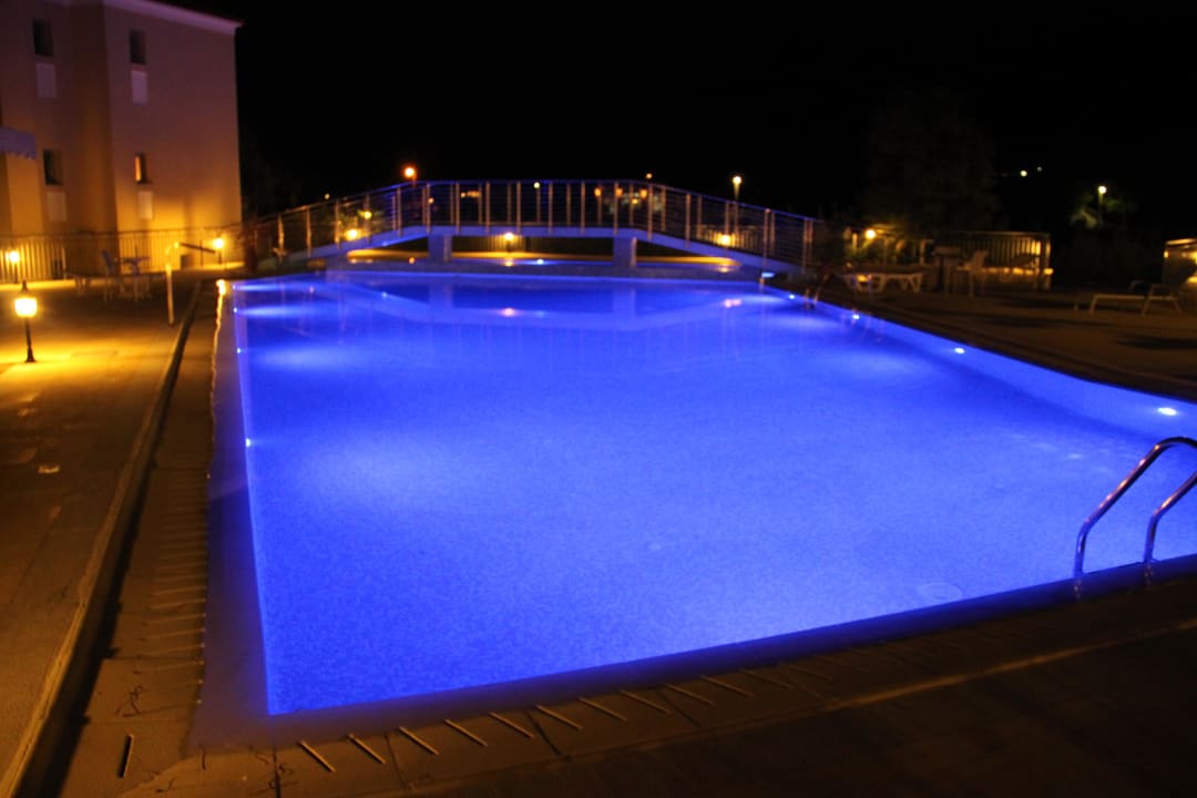 Abends-  in 4 Farben beleuchtet Hotel Theofilos Superior