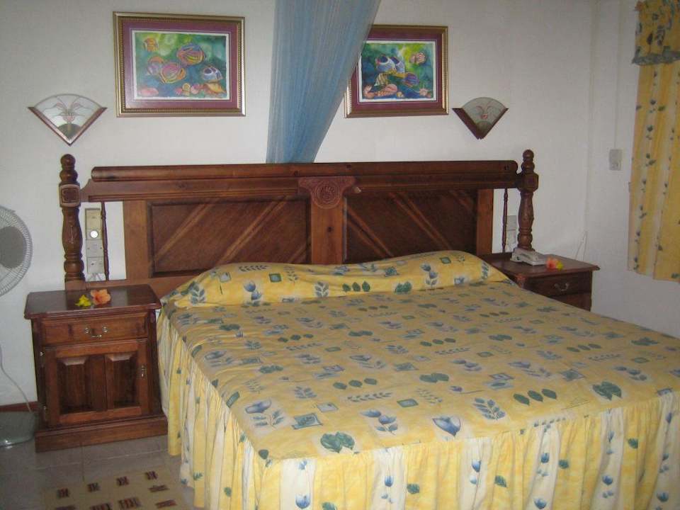 Doppelbett mit löchrigem Moskitonetz Chalets Côté Mer