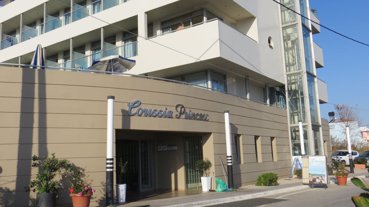 Hoteleingang Hotel Corissia Princess