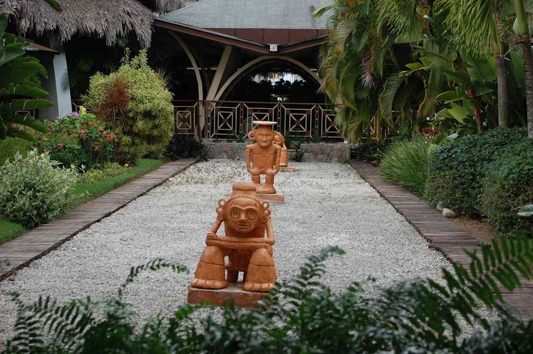 Vor dem Hoteleingang Grand Sirenis Punta Cana Resort & Aquagames