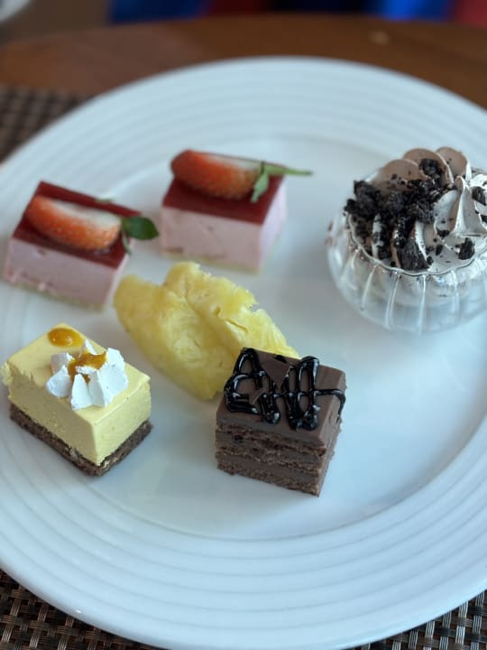 Gastro Rose Rayhaan by Rotana