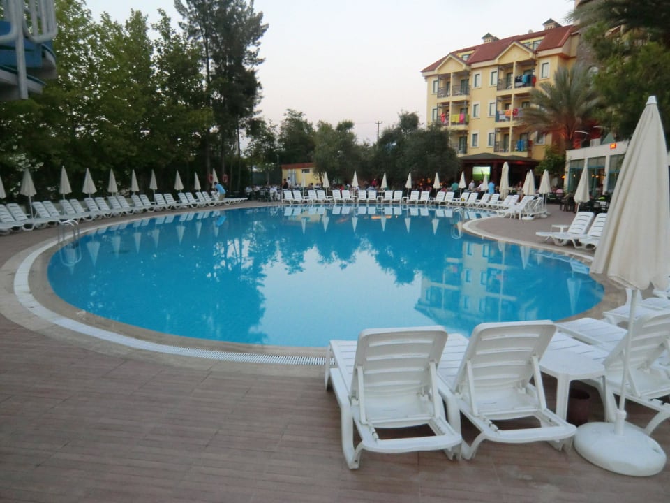Am oberen Pool Dosi Hotel