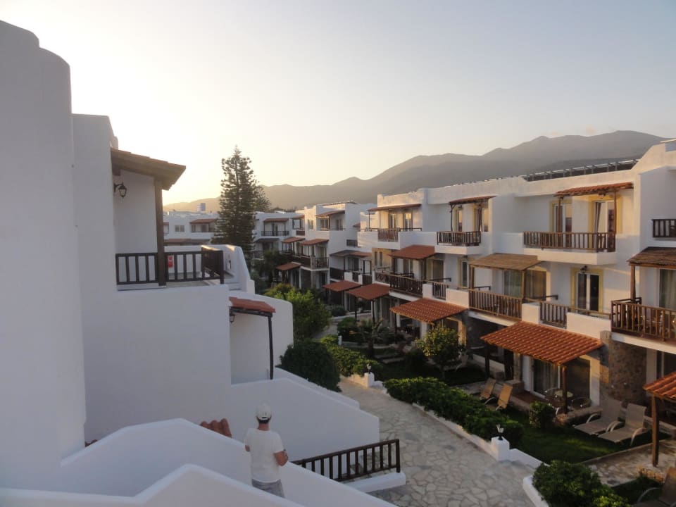 Von unserem Zimmer gesehen Alexander Beach Hotel & Village Resort
