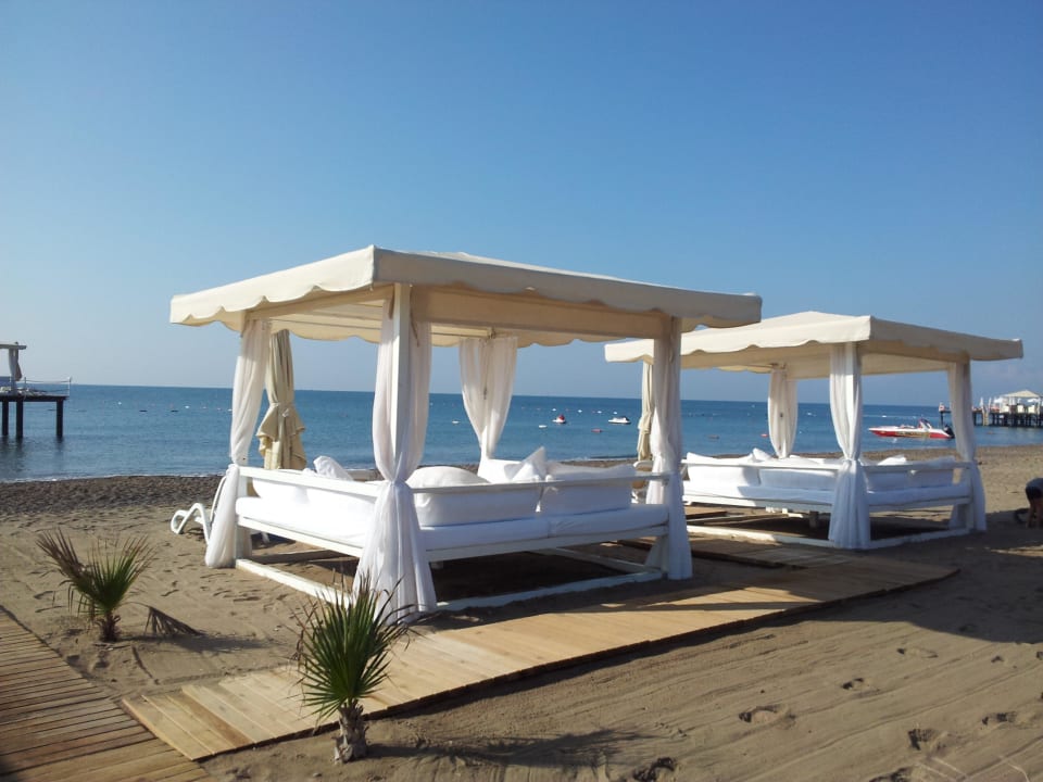 Strand mit Privatpavillions Royal Wings Hotel