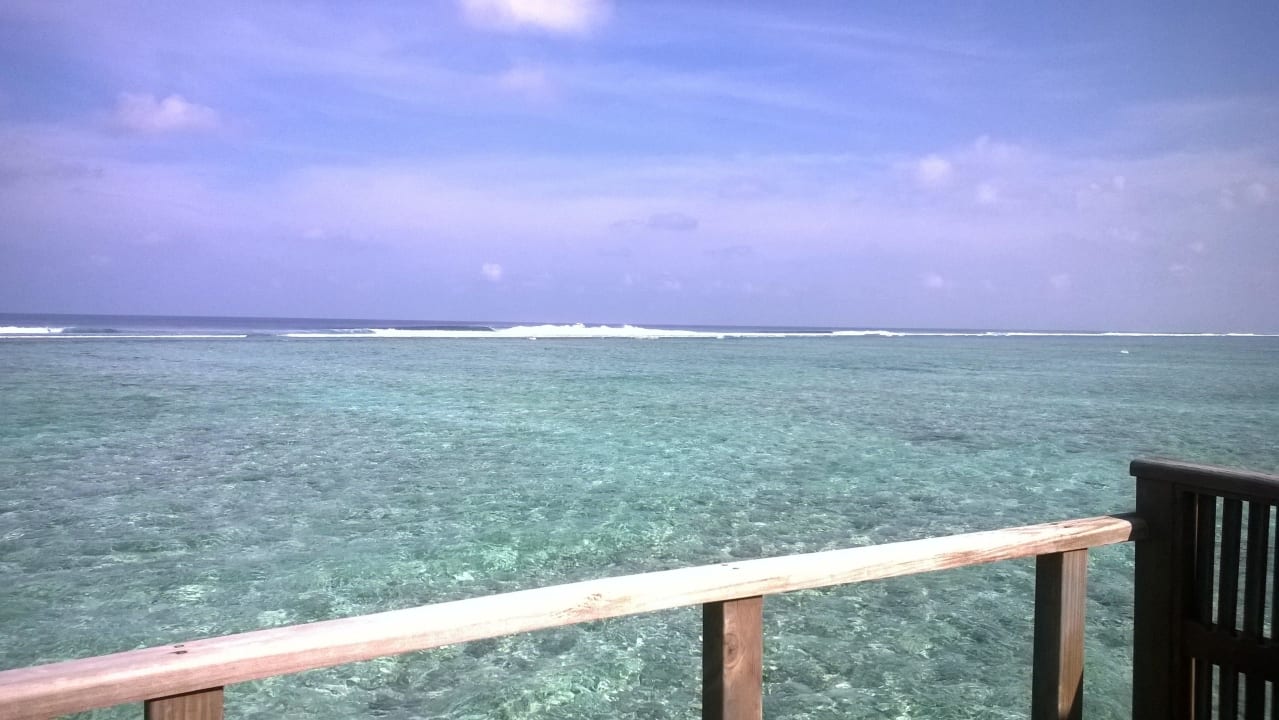 Ausblick aus Jacuzzi Wasser-Villa Meeru Maldives Resort Island