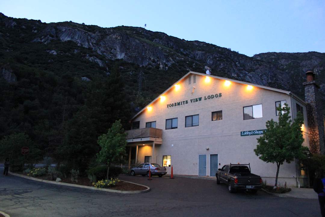 Blick auf das Empfangsgebäude Hotel Yosemite View Lodge