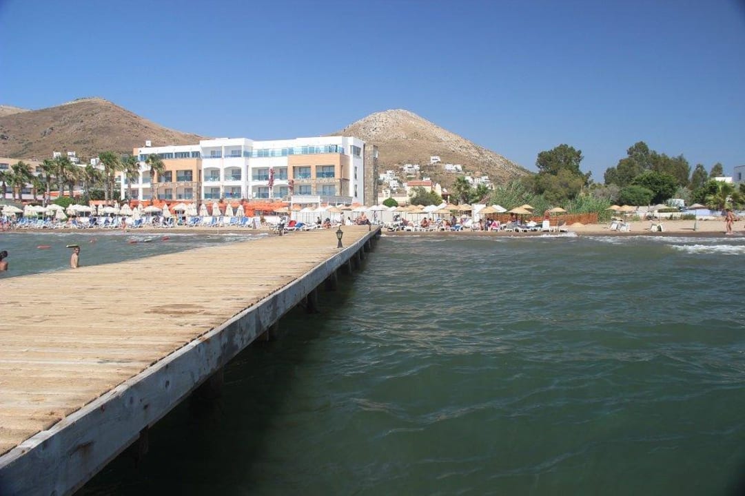 Pomost z hotelowej plaży Tiana Beach Resort