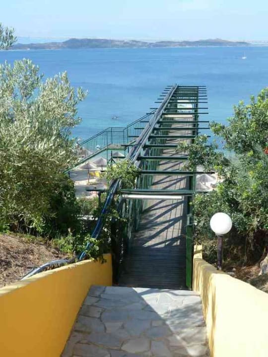 Brücke zum Strand Akrathos Beach Hotel