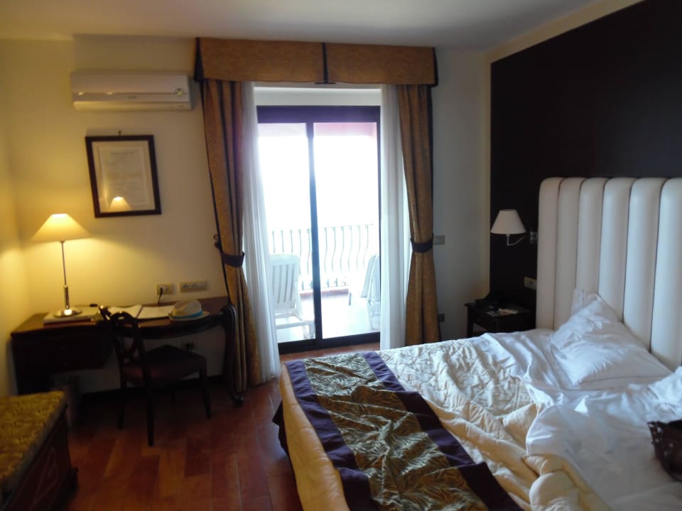 Bett mit Blick auf Balkon Baia Taormina - CDSHotels