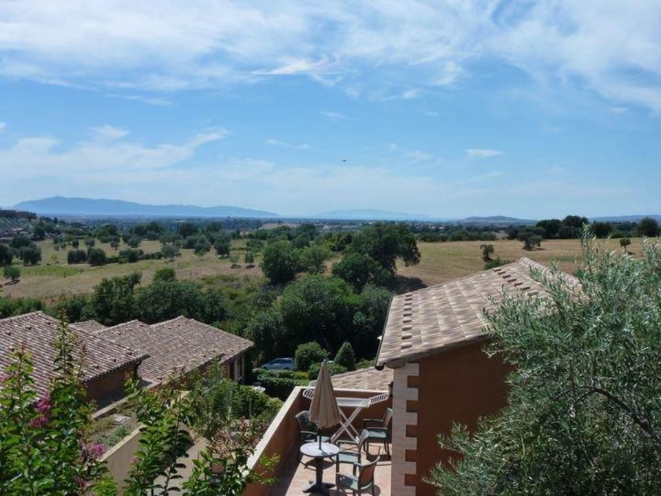 Blick vom Pool in Richtung Meer Borgo Magliano Garden Resort