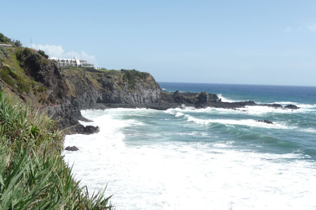 Blick von der Bucht aus das Hotel Caloura Hotel Resort
