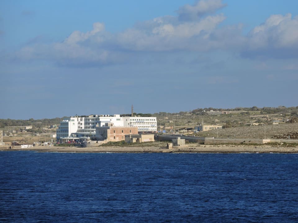 Außenansicht des Hotels von der Gozo-Fähre aus  Riviera Spa Resort - Adults Only