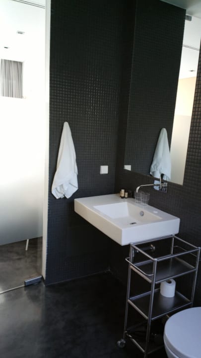 Dunkles Bad mit Fenster, Spiegel ohne Licht Casa Vela Charm Guesthouse