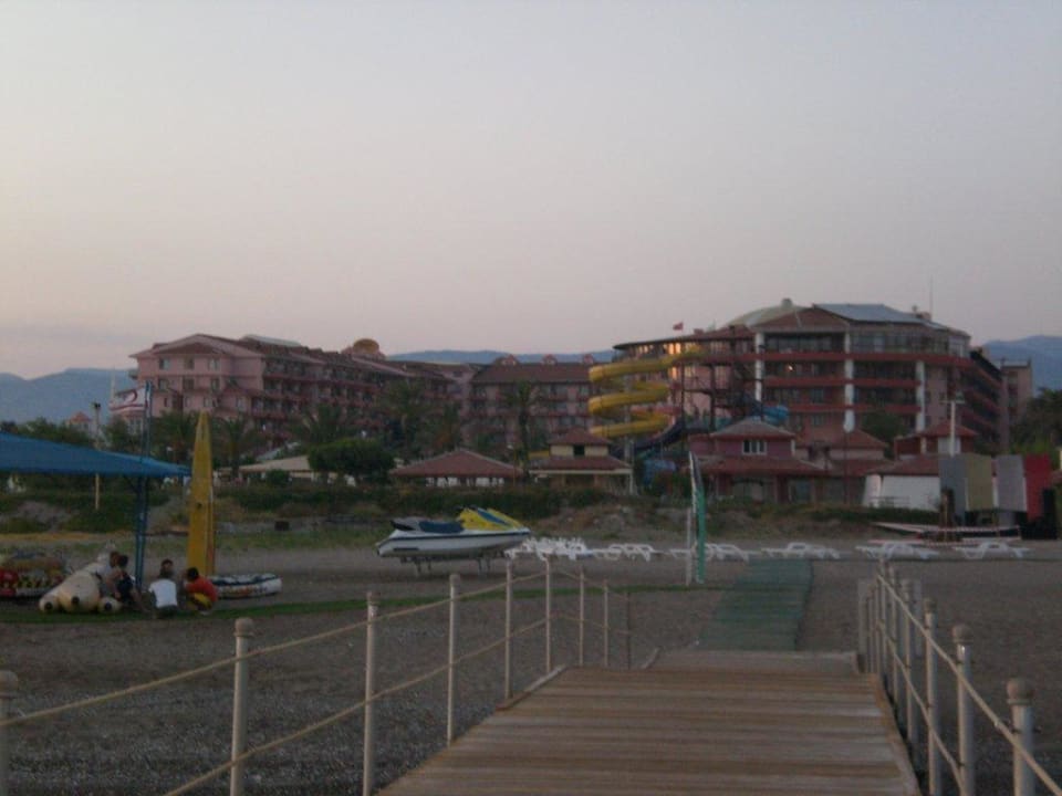 Blick vom Strand/Steg zum Hotel Selge Beach Resort