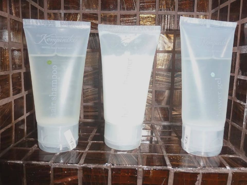 Produkte im Bad The Leela Ambience Convention Hotel Delhi