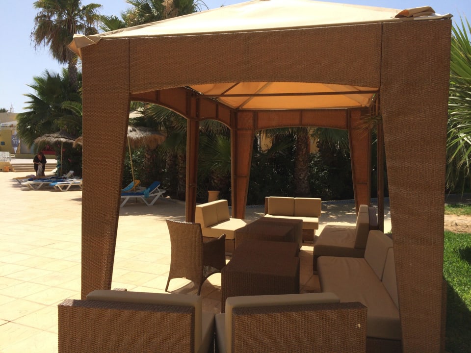 Sitzecke am Pool  The Ksar Djerba Charming Hotel & SPA