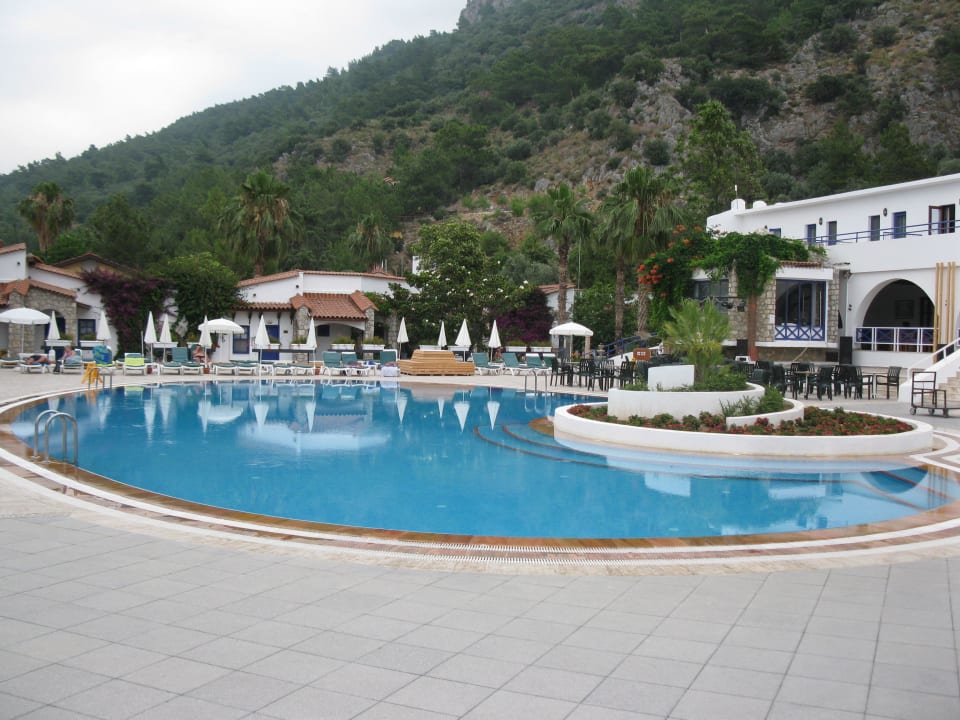 Einer von drei Pools Ölüdeniz Beach Resort by Z Hotels