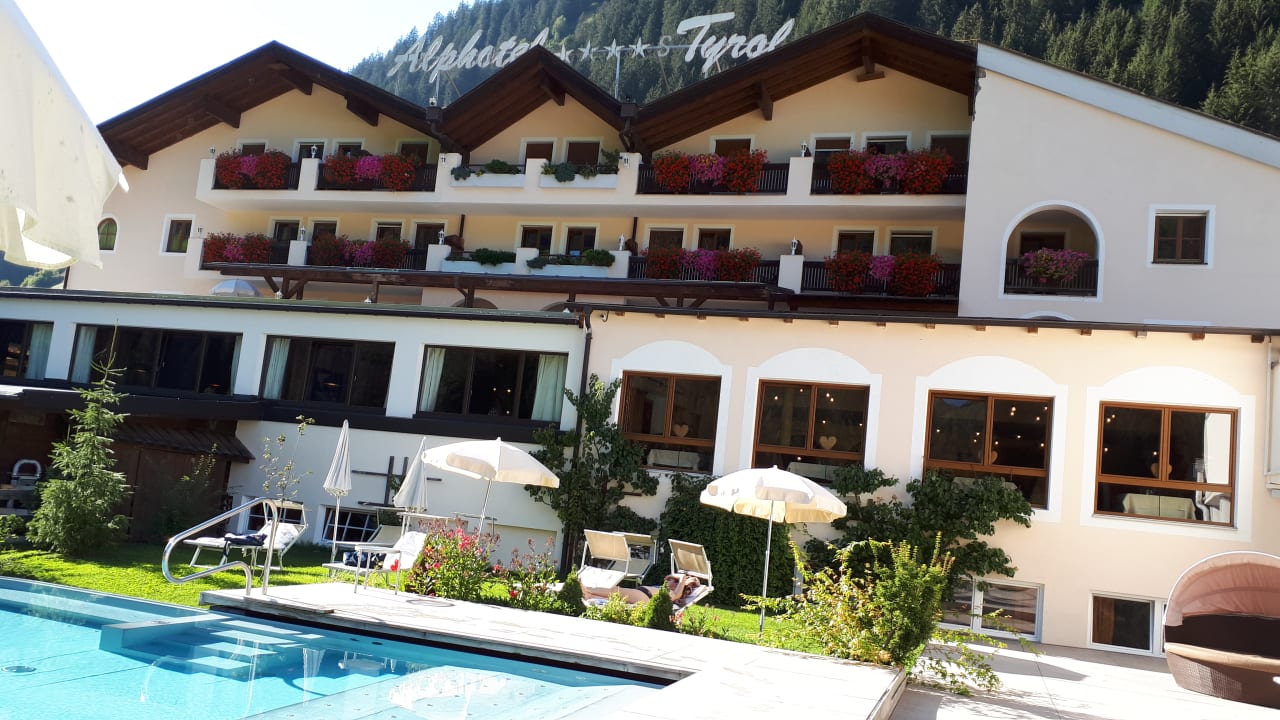 Außenansicht Alphotel Tyrol