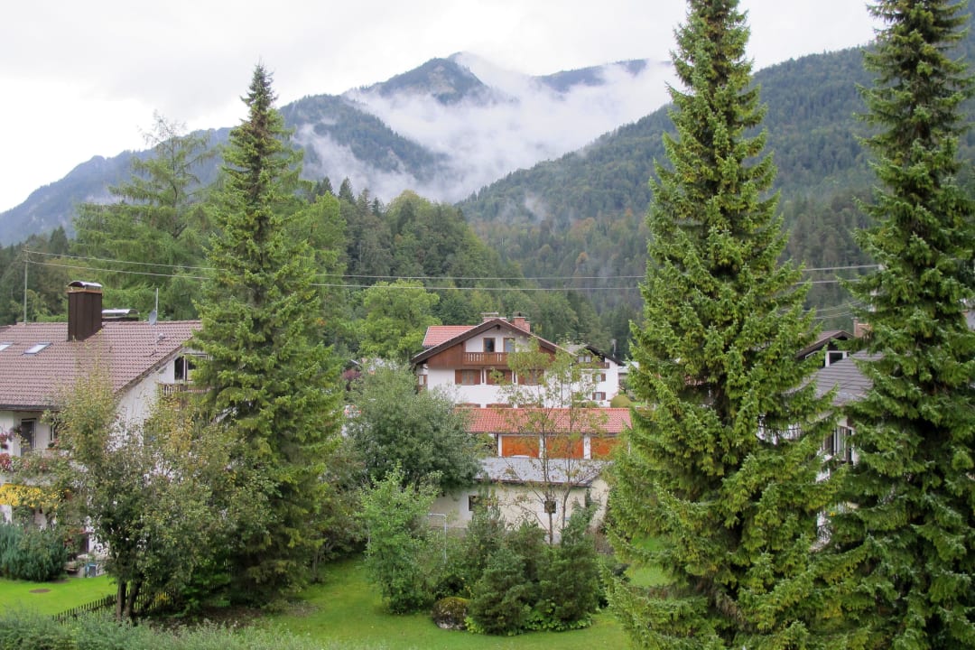 Ausblick von Familien-Wohnung Balkon Hotel Alpspitz Grainau