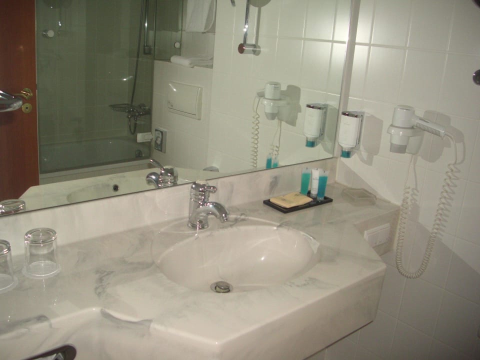 Bad/Dusche/WC - alles tip top sauber Hotel Dorint Charlottenhof Halle