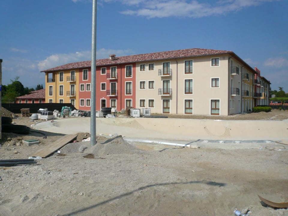 Blick vom Parkplatz aus TH Lazise - Hotel Parchi Del Garda