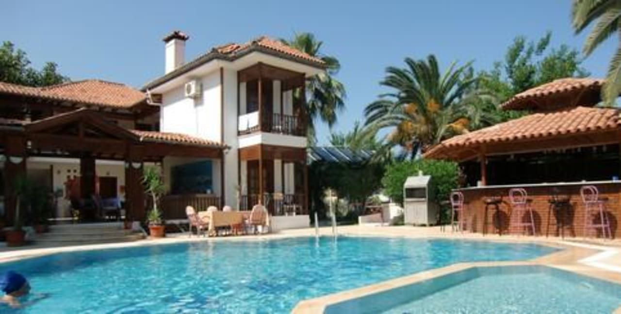 Poolanlage mit der Palma Rosa im Hintergrund Hotel Palma Rosa