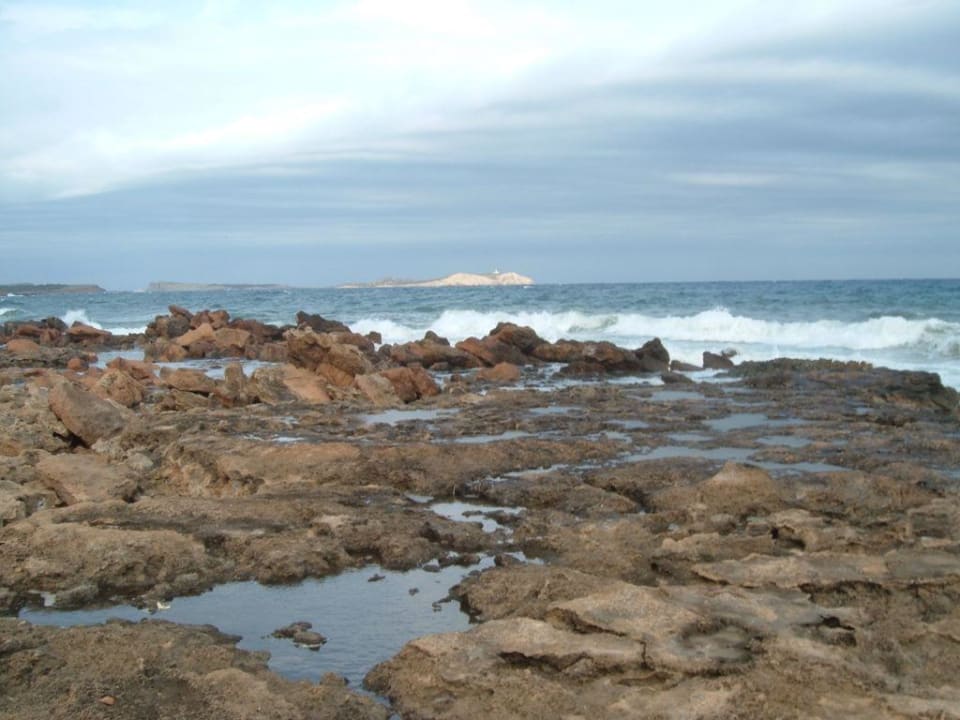 Blick vom Strand des Hotels auf die Bucht Nereida Aparthotel