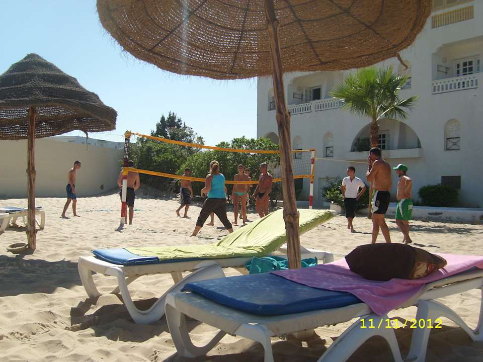 Blick vom Strand auf das Hotel. Ab und zu Volleyball Alassio Hotel and Thalasso