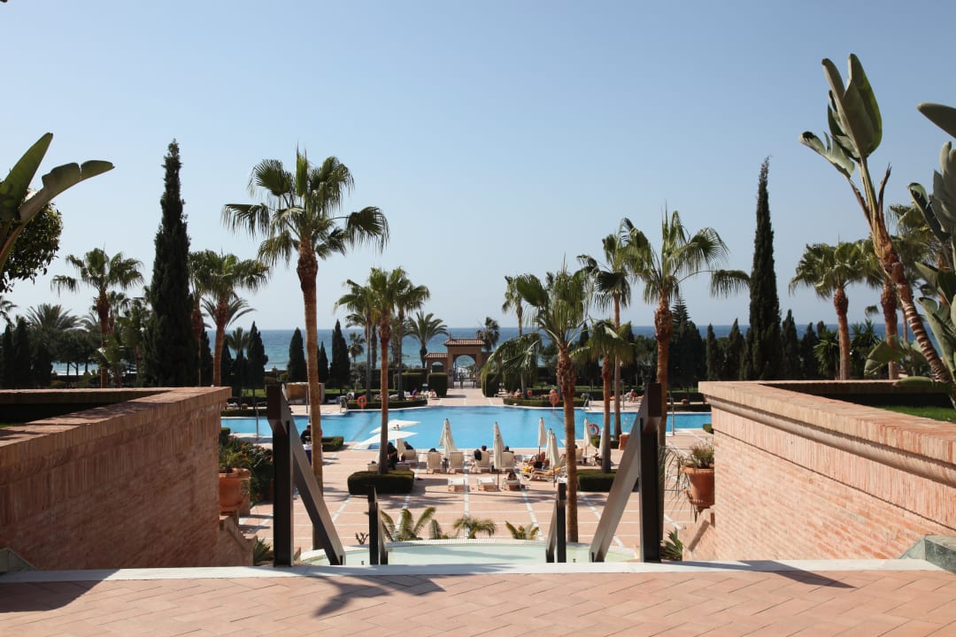 Blick vom Hotel zum Außenpool und Meer Iberostar Waves Málaga Playa