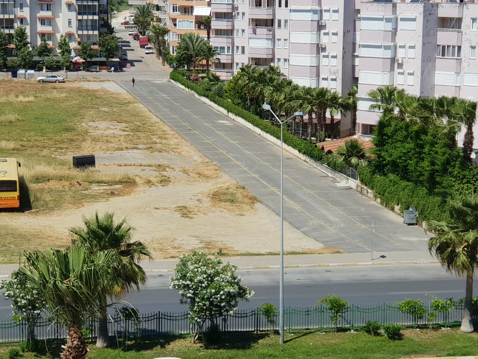 Auf diesem Gelände findet Mittwochs der Wochenmarkt statt. Club Turtas Beach Hotel