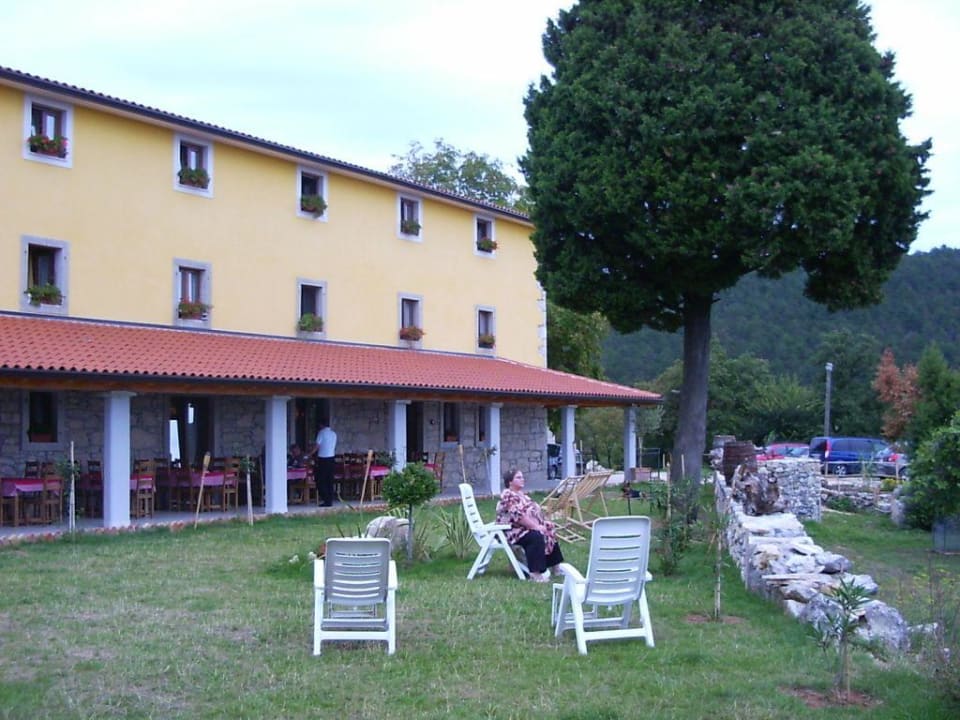 Kraft und Energie tanken im Garten. Calussovo Villa